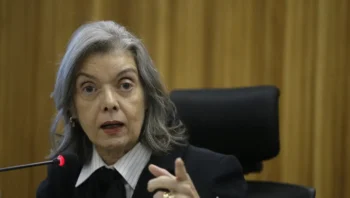 Durante a abertura da sessão desta noite, Cármen Lúcia disse que a violência praticada na política desrespeita a sociedade e a democracia. Foto: (Fernando Frazão/Agência Brasil)