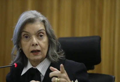 Durante a abertura da sessão desta noite, Cármen Lúcia disse que a violência praticada na política desrespeita a sociedade e a democracia. Foto: (Fernando Frazão/Agência Brasil)