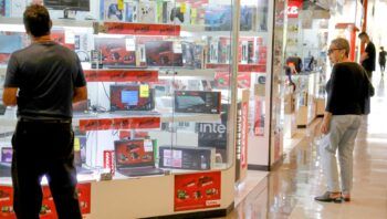 O Código de Defesa do Consumidor assegura ao comprador que as informações sobre produtos sejam claras e precisas, evitando que o consumidor seja enganado ou receba algo diferente do anunciado Foto: (Paulo H. Carvalho/Agência Brasília)