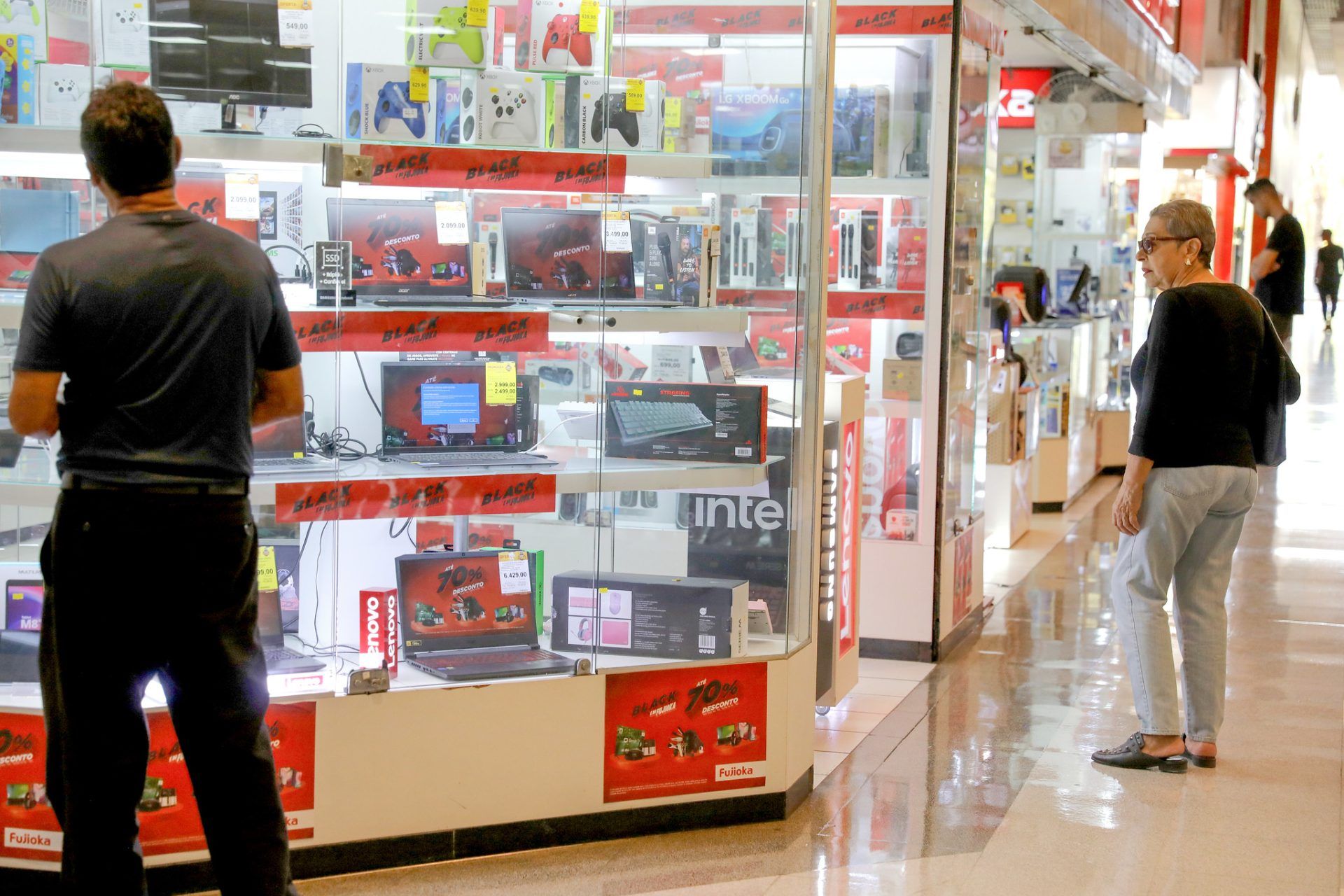 O Código de Defesa do Consumidor assegura ao comprador que as informações sobre produtos sejam claras e precisas, evitando que o consumidor seja enganado ou receba algo diferente do anunciado Foto: (Paulo H. Carvalho/Agência Brasília) Código de Defesa do Consumidor completa 34 anos de garantias de equilíbrio nas relações de consumo