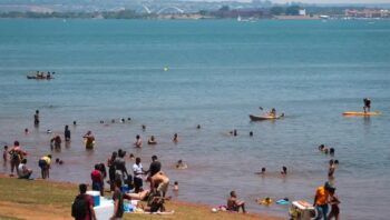 As análises mais recentes, feitas no dia 10 de setembro, apontam que os parâmetros de balneabilidade do Paranoá estão dentro dos padrões definidos pelo Conselho Nacional do Meio Ambiente Foto: (Marcelo Casal Jr./ Agência Brasil)