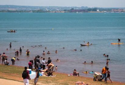 As análises mais recentes, feitas no dia 10 de setembro, apontam que os parâmetros de balneabilidade do Paranoá estão dentro dos padrões definidos pelo Conselho Nacional do Meio Ambiente Foto: (Marcelo Casal Jr./ Agência Brasil)