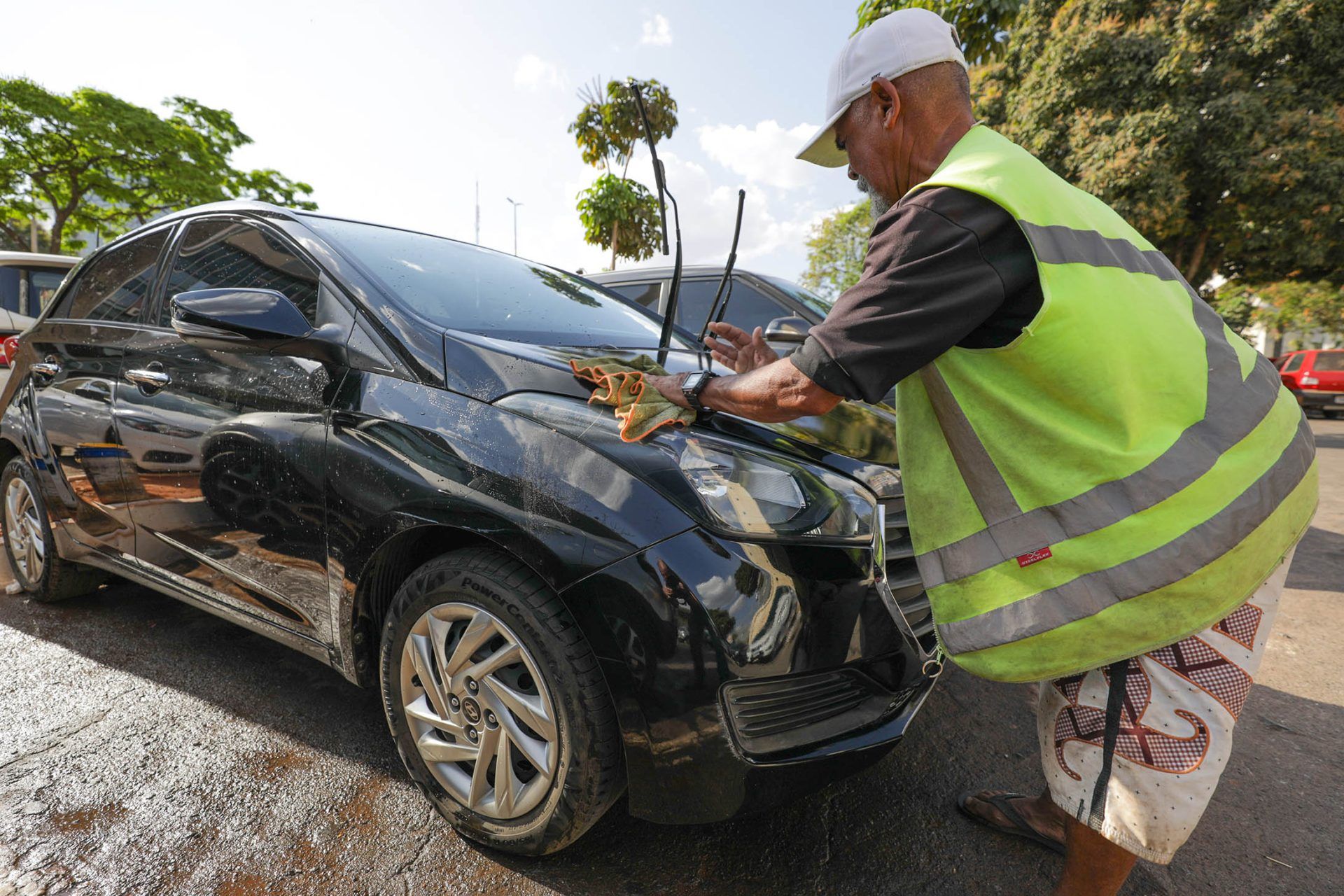 O curso de capacitação para guardadores e lavadores de carros oferece treinamento de boas maneiras e atendimento ao público, além de orientação sobre formalização Fotos: (Tony Oliveira/Agência Brasília) Com cadastro e curso de qualificação, GDF leva dignidade a guardadores de veículos