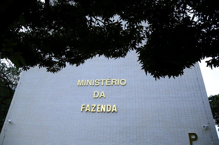 A pasta disse que a reunião desta segunda-feira (4) à tarde serviu para a discussão do quadro fiscal do país e o detalhamento das propostas em discussão pelo governo Foto: (Edu Andrade/ Ascom/ MF)
Dívida pública chegará a 80% do PIB em 2024 e continuará crescendo, diz IFI