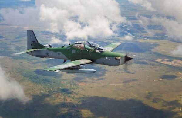 A interceptação faz parte da Operação Ostium, que integra o Programa de Proteção Integrada de Fronteiras (PPIF), focado em combater atividades ilícitas no espaço aéreo brasileiro por meio de ações coordenadas entre a FAB e os órgãos de segurança pública Foto: (Divulgação/FAB) FAB intercepta helicóptero vindo da Venezuela com 240 kg de drogas