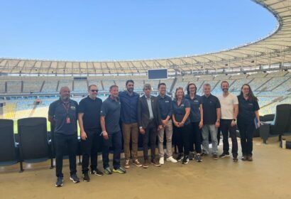 Secretário de Futebol e Defesa dos Direitos do Torcedor, Athirson Mazzoli, com a equipe da FIFA em inspeção no Maracanã Foto: (Divulgação/Ministério dos Esportes)
