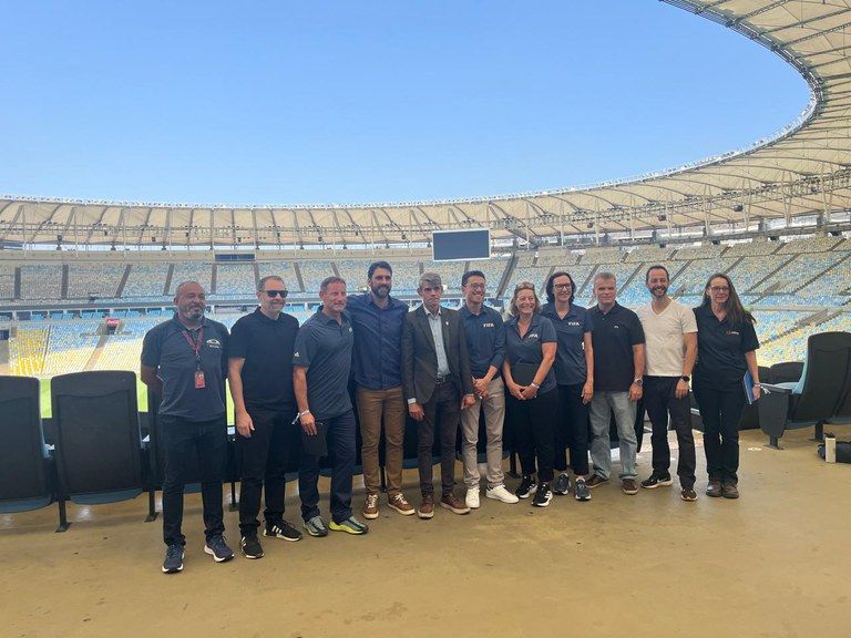 Secretário de Futebol e Defesa dos Direitos do Torcedor, Athirson Mazzoli, com a equipe da FIFA em inspeção no Maracanã Foto: (Divulgação/Ministério dos Esportes)
FIFA inicia inspeção em estádios candidatos a ter jogos da Copa Feminina de Futebol 2027