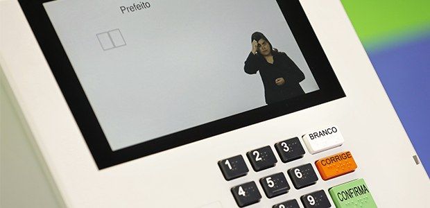 Para celebrar a data, o Tribunal Superior Eleitoral (TSE) apresenta alguns mecanismos e serviços que a Justiça Eleitoral integrou à Língua Brasileira de Sinais (Libras) Foto: (Divulgação/TSE) Justiça Eleitoral traz intérprete de Libras na urna para assegurar acessibilidade