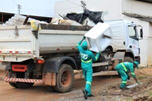 Diariamente, o SLU recolhe cerca de 2 mil toneladas de descarte irregular – um crime ambiental que configura multas de R$ 2 mil a mais de R$ 260 mil e pode causar proliferação de doenças, entupimento de bueiros e outros impactos ambientais negativos Foto: (Lúcio Bernardo Jr./Agência Brasília)