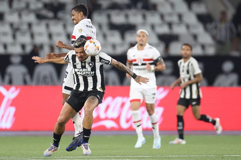 O São Paulo chega ao confronto desta quarta tentando deixar para trás a fraca atuação no estádio Nilton Santos na última semana Foto: (Vitor Silva/Botafogo) São Paulo e Botafogo jogam por vaga na semifinal da Libertadores