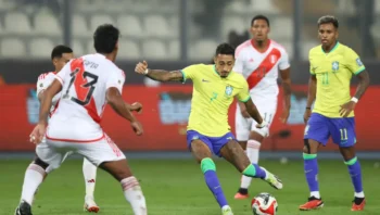 Ocupando a 4ª posição da classificação com 13 pontos em nove partidas, a equipe comandada pelo técnico Dorival Júnior tenta emendar a segunda vitória consecutiva Foto: (Vitor Silva/CBF)