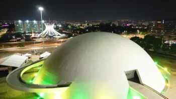 Além do próprio Mané Garricha estampar o verde e amarelo ao anoitecer, a iluminação canarinha também tomou conta do Palácio do Buriti Foto: (Divulgação/CBF)