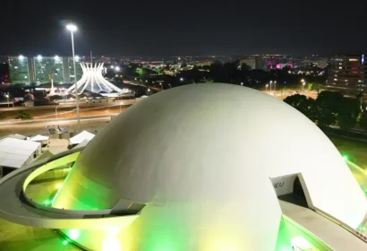 Além do próprio Mané Garricha estampar o verde e amarelo ao anoitecer, a iluminação canarinha também tomou conta do Palácio do Buriti Foto: (Divulgação/CBF)