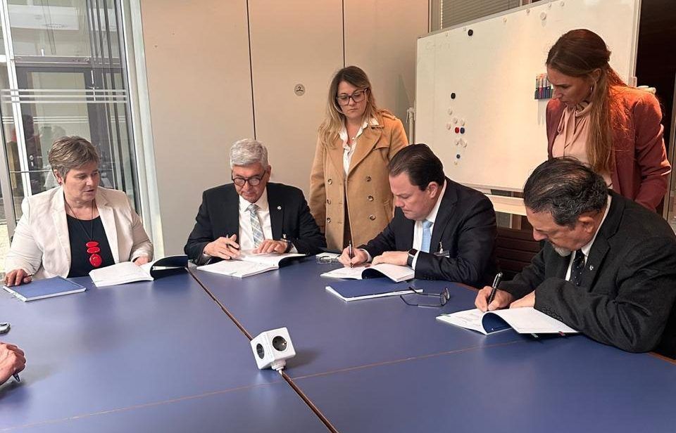 O contrato entre a Caesb e o KfW tem a garantia da União e do Governo do Distrito Federal Foto: (Divulgação/Caesb)
Caesb assina contrato com banco alemão para receber financiamento de R$ 312 milhões