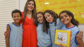 Miriam Lins com alguns alunos da EC 305 Sul: “Formar uma pessoa e saber que ela está lendo e escrevendo porque você ensinou é maravilhoso” Fotos: (Joel Rodrigues/Agência Brasília)