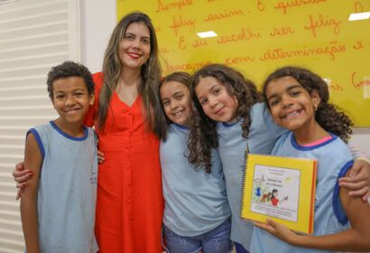 Miriam Lins com alguns alunos da EC 305 Sul: “Formar uma pessoa e saber que ela está lendo e escrevendo porque você ensinou é maravilhoso” Fotos: (Joel Rodrigues/Agência Brasília)