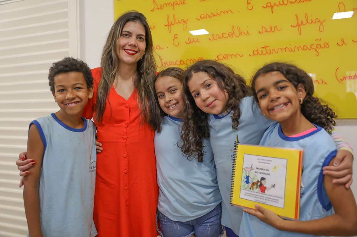 Miriam Lins com alguns alunos da EC 305 Sul: “Formar uma pessoa e saber que ela está lendo e escrevendo porque você ensinou é maravilhoso” Fotos: (Joel Rodrigues/Agência Brasília)
Educadores do DF conduzem estudantes de todas as idades na jornada do aprendizado