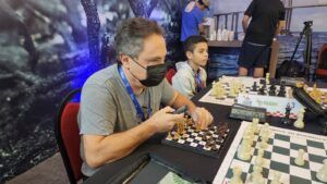 Cada jogador precisa reproduzir a jogada anunciada pelo adversário - que grava cada movimento ao invés de anotar na ficha oficial do torneio Foto: (Divulgação)
