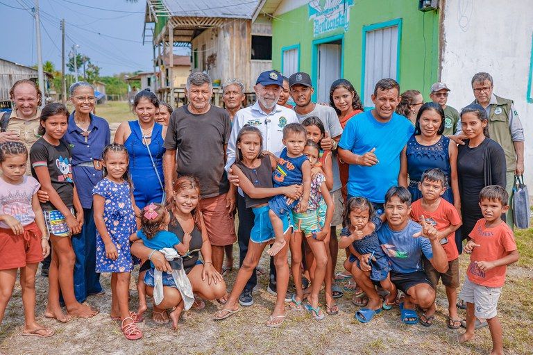 Em setembro, presidente Lula esteve na Comunidade de Campo Novo, em Tefé (AM), para ver de perto os efeitos da seca Foto: (Ricardo Stuckert/PR)
Governo Federal destina 2 salários mínimos extras para 100 mil pescadores na região Norte