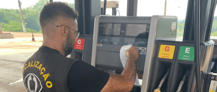 O objetivo da ação foi garantir a segurança dos produtos petroquímicos e assegurar a proteção do consumidor Foto: (Divulgação/Inmetro) Inmetro intensifica fiscalização em postos de combustíveis