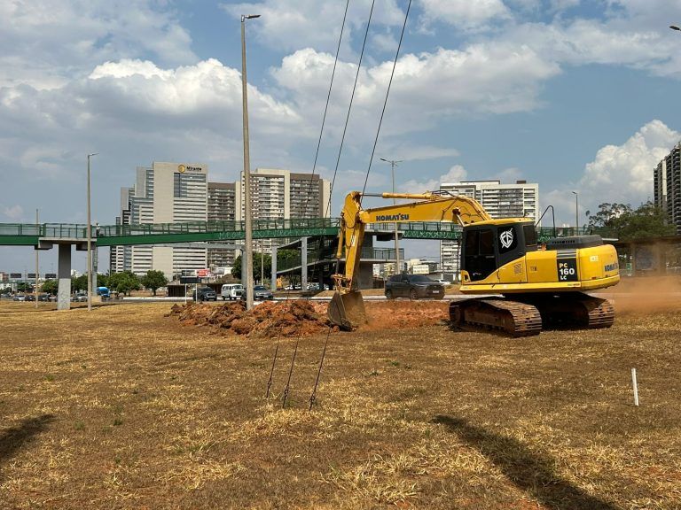 “Com essa obra, visamos não apenas melhorar a fluidez do tráfego, mas também proporcionar mais segurança e conforto para todos os usuários das vias”, afirma o presidente da Novacap, Fernando Leite Foto: (Divulgação/Novacap)
Pavimentação na entrada de Taguatinga visa melhorar fluidez no trânsito da região