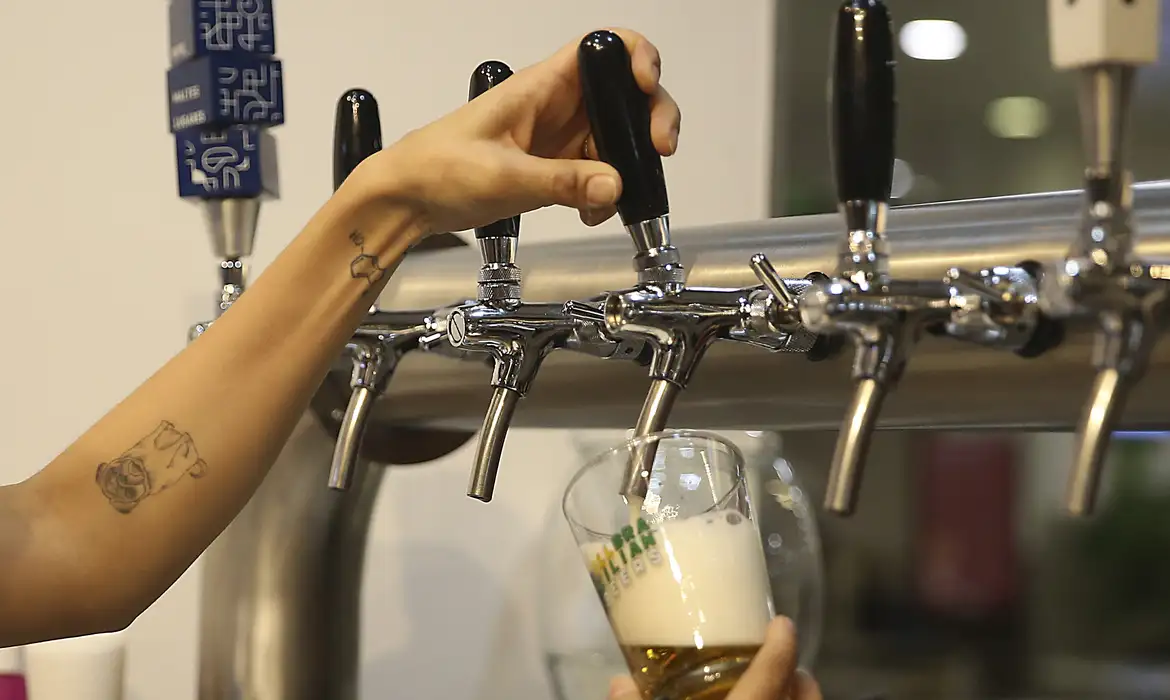 A proibição da venda de bebidas alcoólicas durante as eleições é decidida localmente pelas autoridades de segurança pública e eleitorais Foto: (José Cruz/Agência Brasil) Pelo menos nove estados terão Lei Seca durante eleições municipais