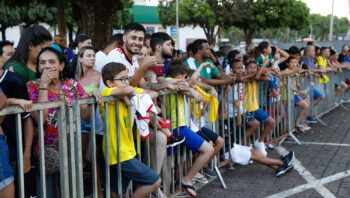 Torcedores comparecem ao Estádio Bezerrão para ver a Seleção Brasileira de Futebol Foto: (Lúcio Bernardo Jr/ Agência Brasília)