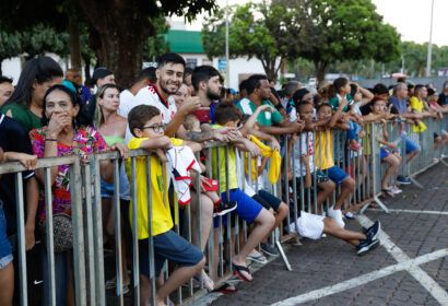 Torcedores comparecem ao Estádio Bezerrão para ver a Seleção Brasileira de Futebol Foto: (Lúcio Bernardo Jr/ Agência Brasília)
