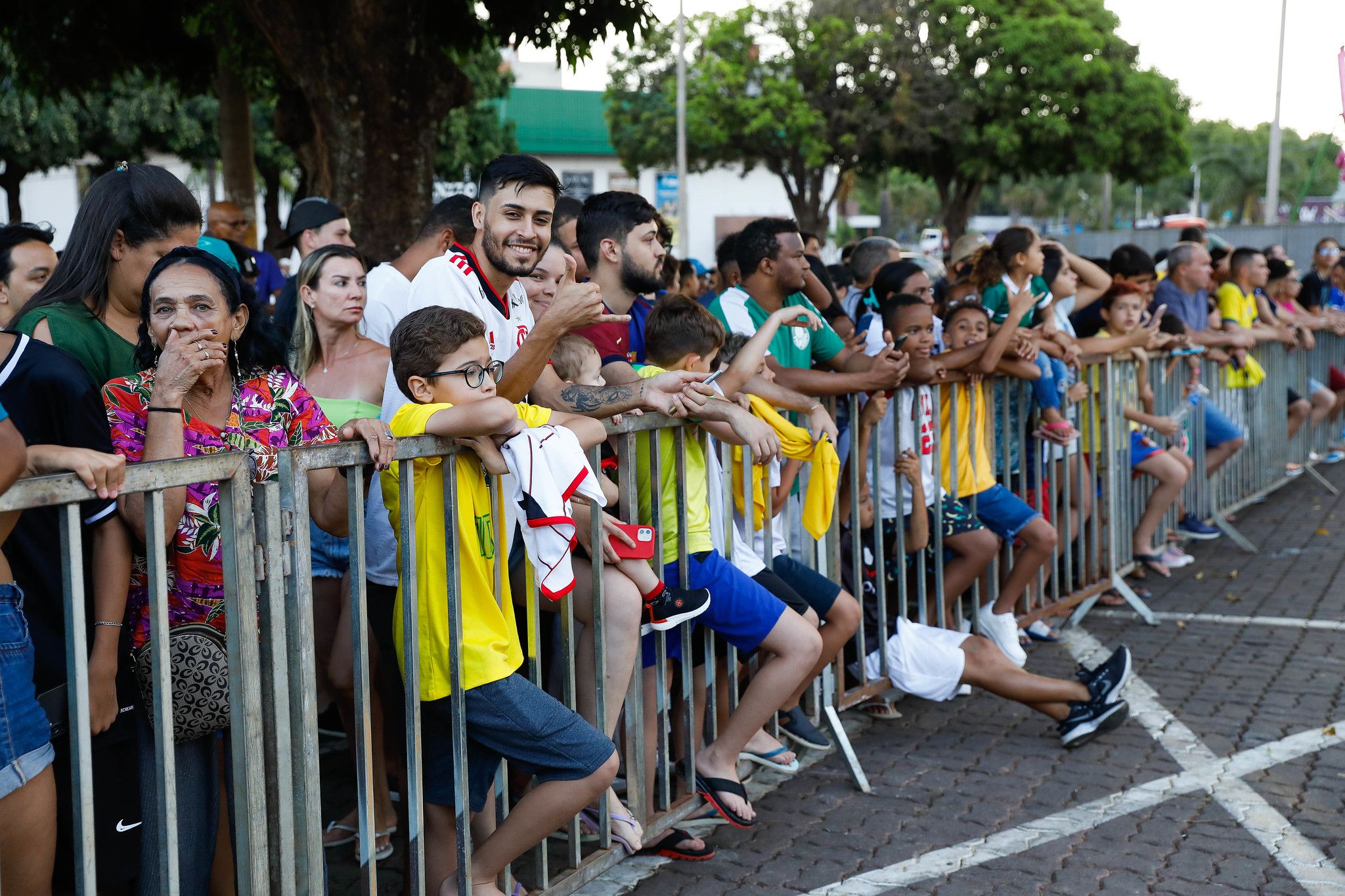 Torcedores comparecem ao Estádio Bezerrão para ver a Seleção Brasileira de Futebol Foto: (Lúcio Bernardo Jr/ Agência Brasília) Torcedores comparecem ao Estádio Bezerrão para ver a Seleção Brasileira