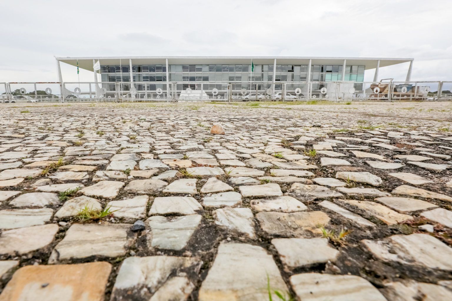 As equipes recuperam os trechos com pedras soltas ou danificadas, com a substituição daquelas que não puderem ser restauradas Foto: (Joel Rodrigues/ Agência Brasília) Pedras portuguesas da Praça dos Três Poderes começam a ser restauradas