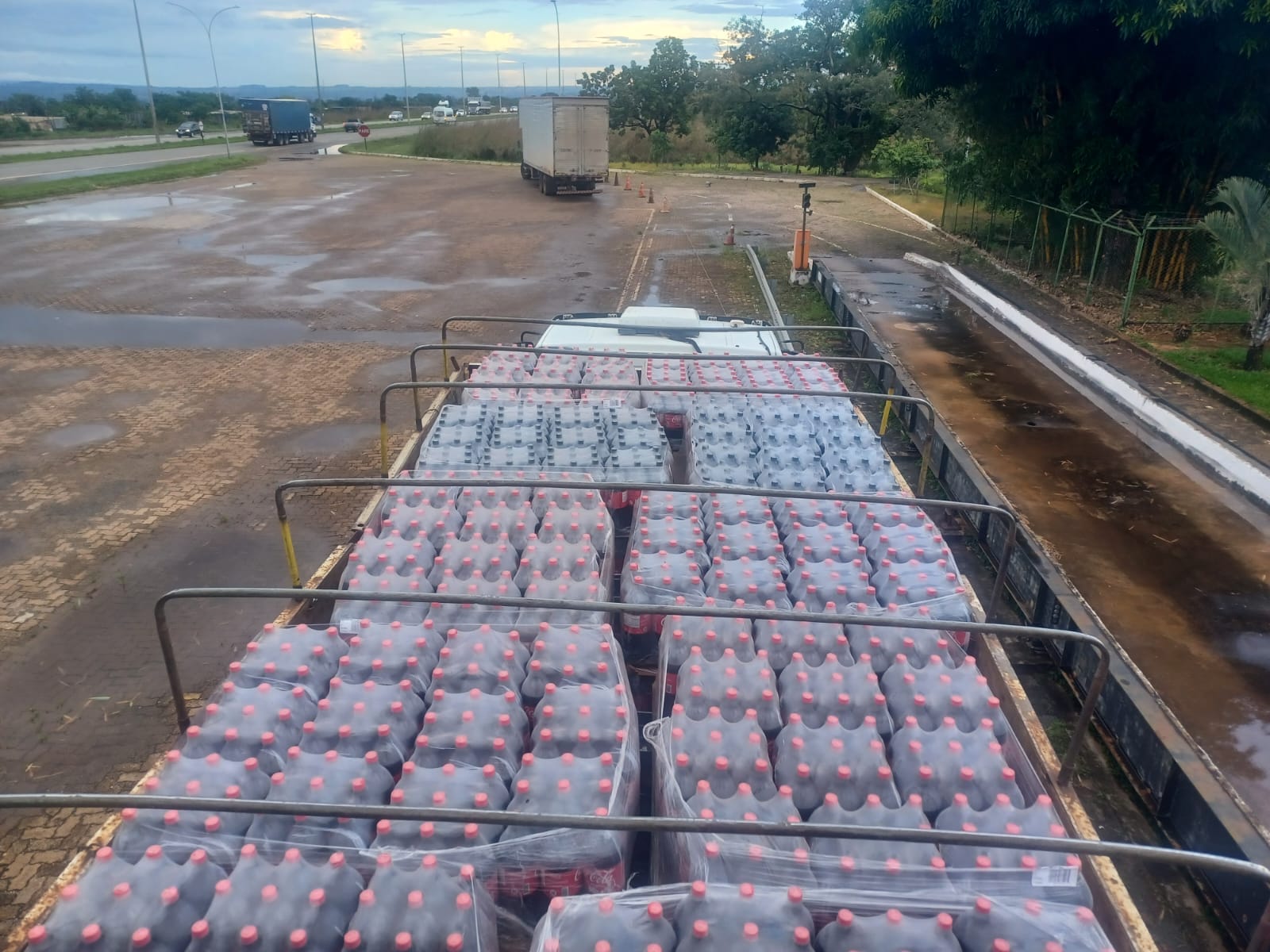 Na BR-060, um caminhão foi interceptado com 6.552 latas de cerveja e 3.600 unidades de refrigerantes sem documentação idônea, nessa sexta (29) Foto: (Divulgação/Seec-DF)
Operações apreendem 51 mil litros de óleo e 51 toneladas de açúcar e bebidas em rodovias do DF