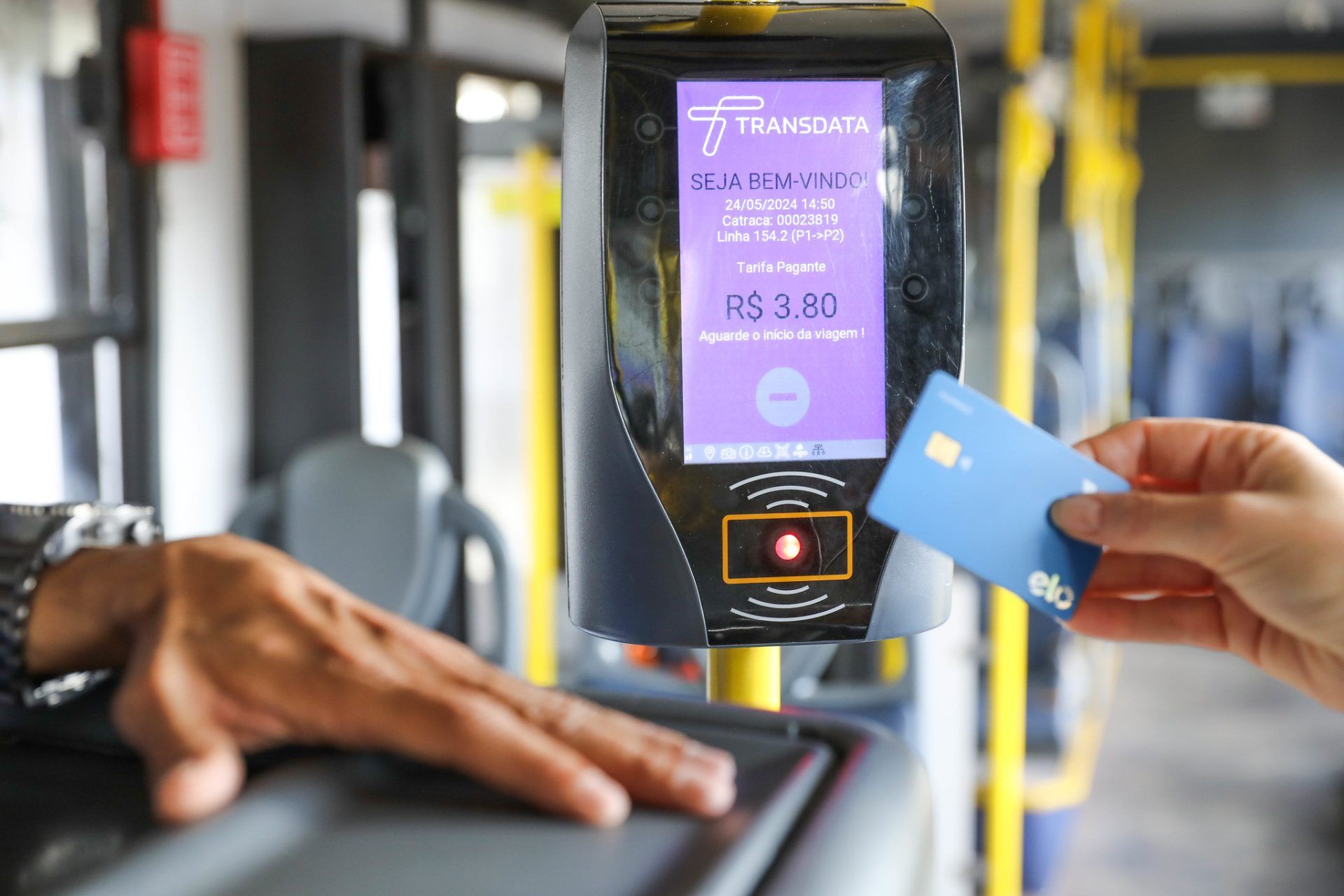 Com o novo sistema, mais de 295 linhas do transporte coletivo do DF passaram a aceitar pagamentos eletrônicos, abrangendo todas as regiões administrativas do Distrito Federal Foto: (Paulo H. Carvalho/Agência Brasília)
Usuários do transporte coletivo do DF elogiam segurança e praticidade do serviço 100% digital