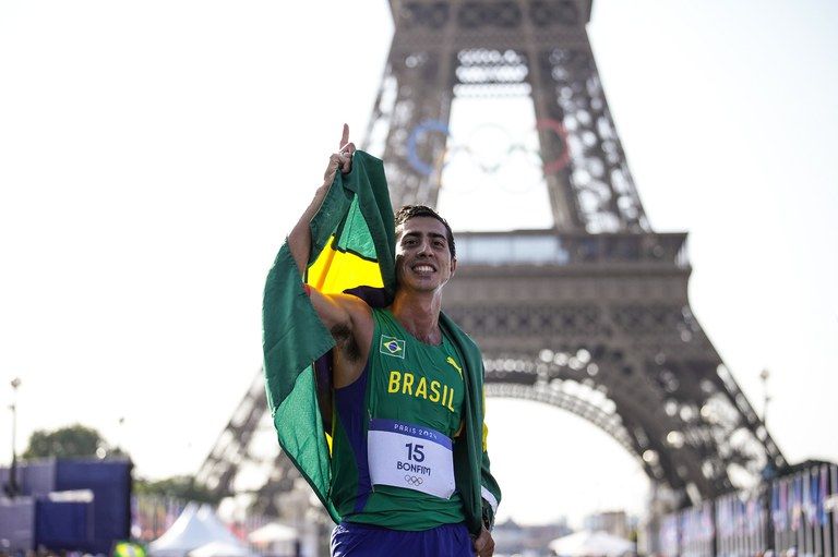 Caio Bonfim foi um dos premiados pela Secretaria de Esporte e Lazer Foto: (Alexandre Loureiro/COB)
GDF premia atletas no evento Melhores do Esporte DF 2024