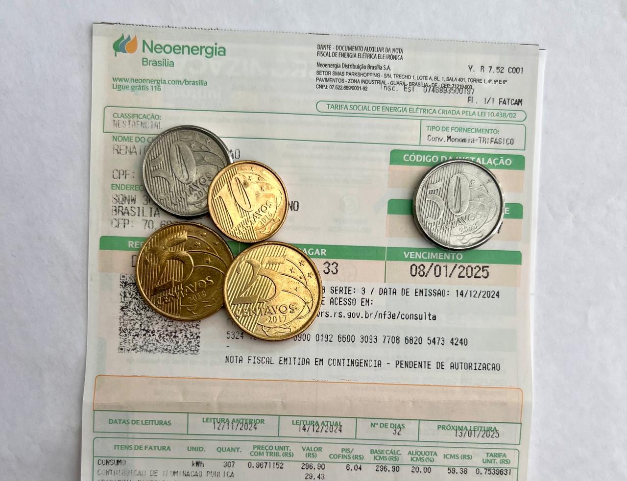 Clientes residenciais e rurais que tiveram consumo inferior a 350 kWh mensal durante o ano de 2023 terão desconto na conta de energia a partir deste mês Foto: (Divulgação/Neoenergia)
Moradores do DF receberão mais de R$ 18 milhões em descontos na conta de energia a partir de janeiro