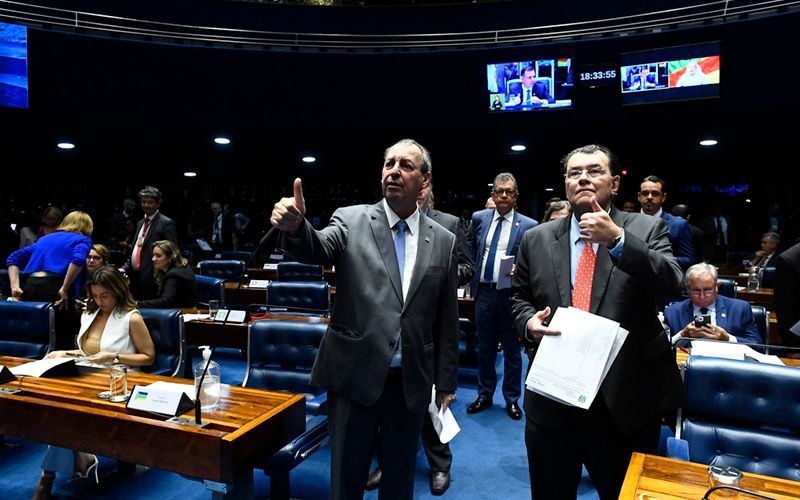 Foto: (Roque de Sá/Agência Senado) Omar e Braga gastaram meio milhão em divulgação e consultorias