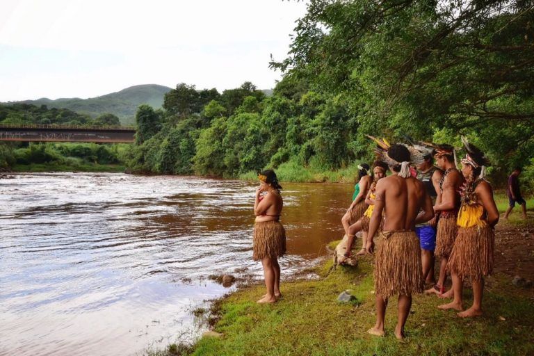 Índios observam o rio Paraopeba poluído por acidente em usina de mineração Foto: (Lucas Hallel/Funai) Audiência na Câmara discute o impacto do setor de energia em terras indígenas