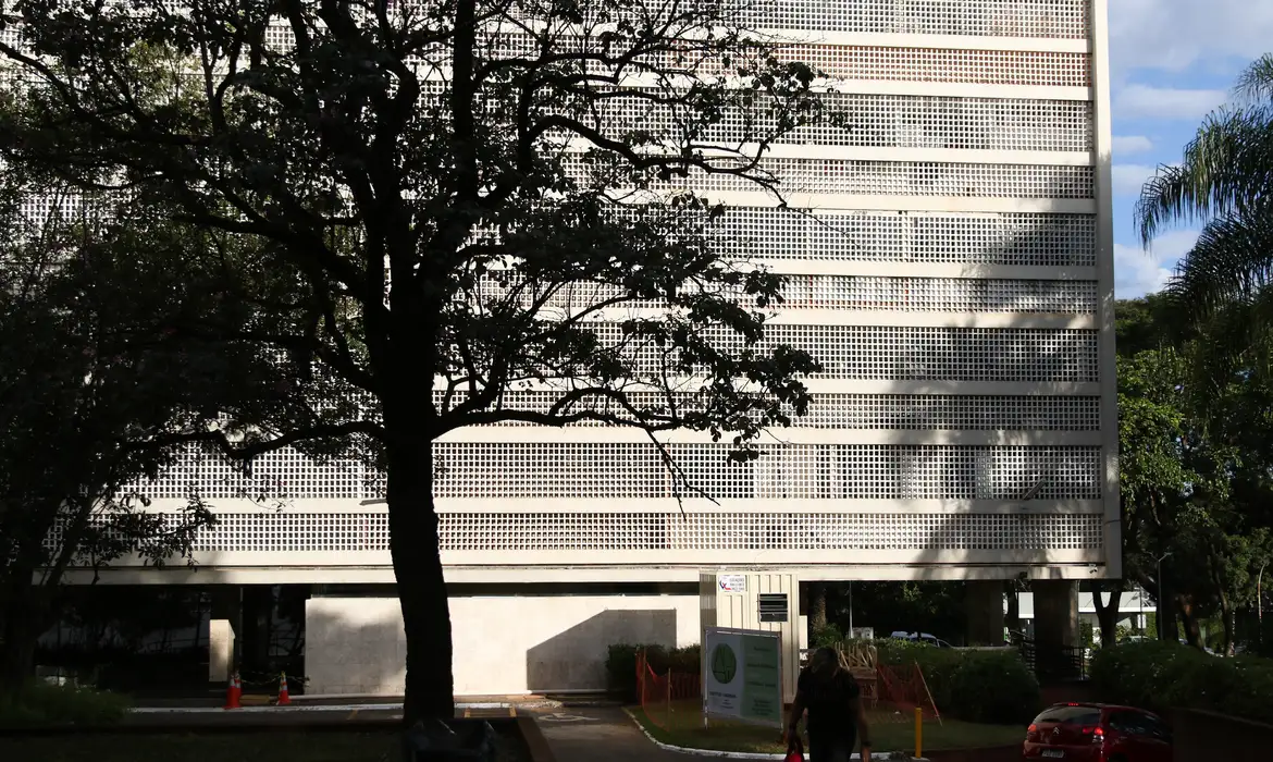 Lançada há duas semanas pelo presidente Luiz Inácio Lula da Silva, a nova categoria abrangerá famílias com renda mensal de R$ 8 mil a R$ 12 mil Foto: (Fabio Rodrigues-Pozzebom/ Agência Brasil)
Conselho do FGTS aprova Faixa 4 do Minha Casa, Minha Vida