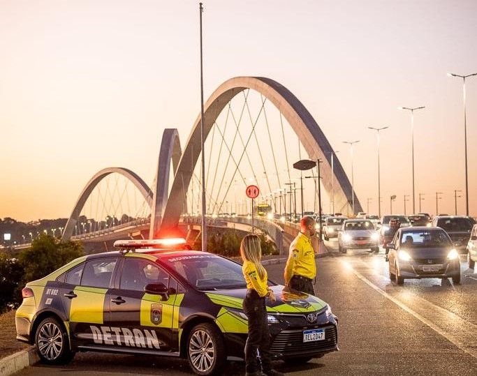 Para viabilizar as obras, o Detran-DF implementará medidas de controle de tráfego, com o fechamento parcial das faixas durante o período das intervenções | Foto: Flávio Maciel/Detran-DF
Alterações no trânsito noturno da Ponte JK para obras de manutenção