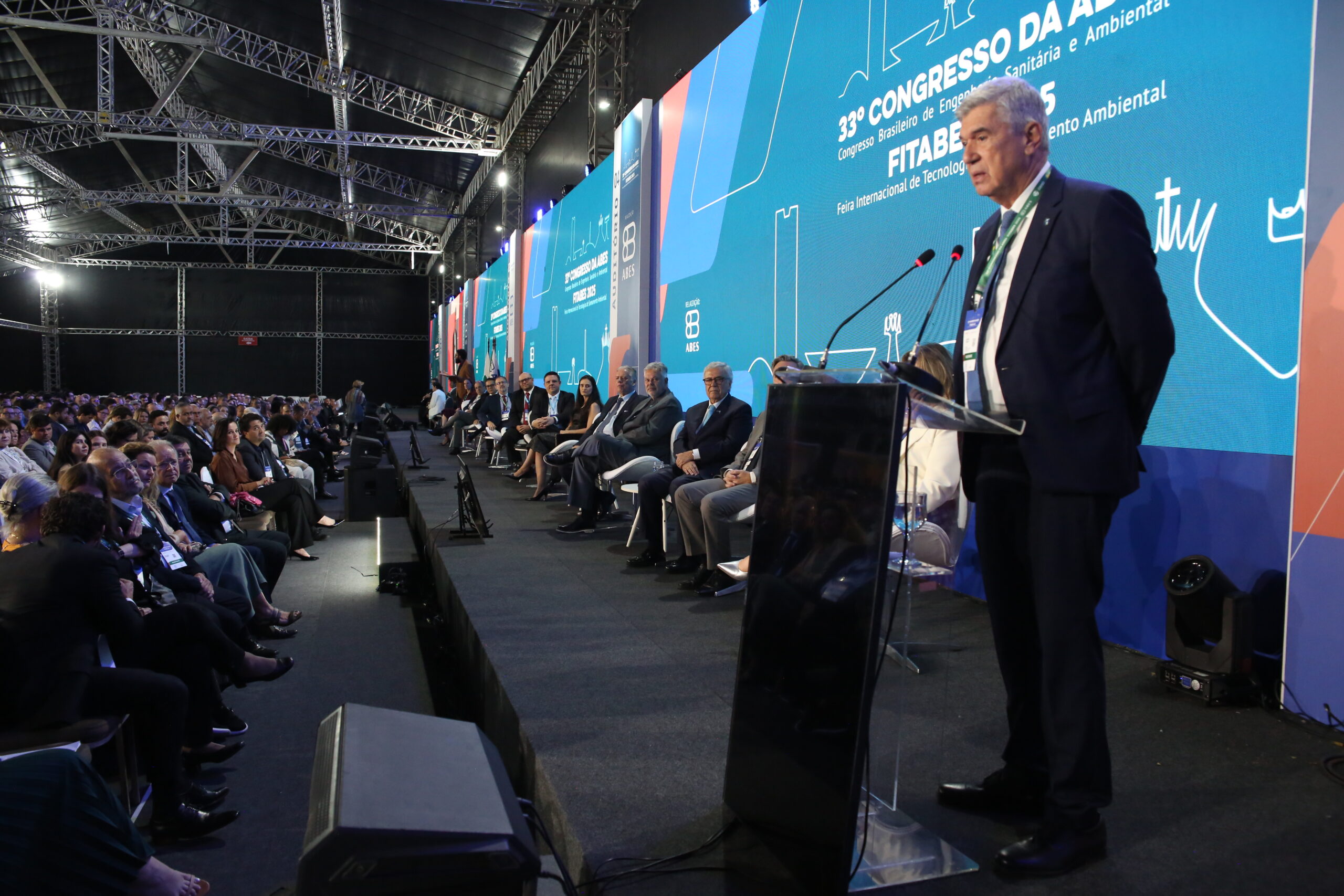 “Aqui poderemos apresentar nossos estudos e aprender novas tecnologias para cumprir essa missão tão bonita de atender a todos que precisam, tema do congresso deste ano”, afirmou o presidente da Caesb, Luís Antonio Reis | Foto: Marco Peixoto/Caesb.
Brasília recebe o maior encontro de saneamento ambiental da América Latina