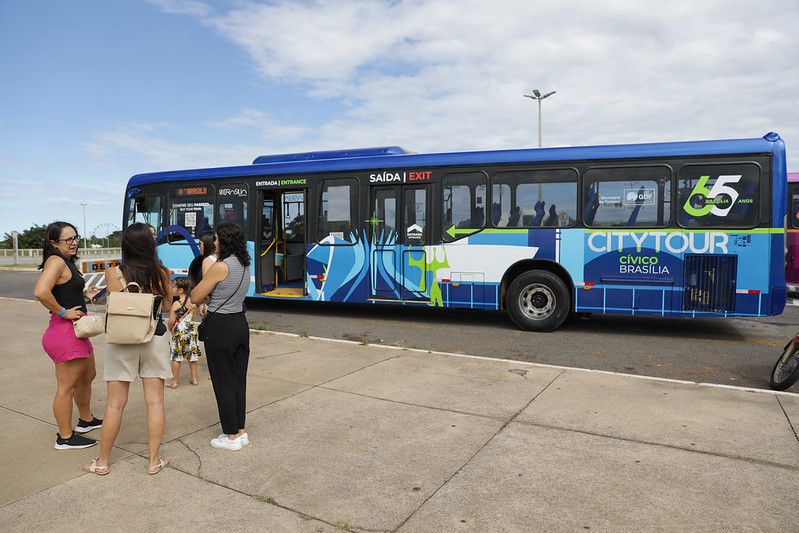 Brasília acaba de completar 65 anos e, de presente, moradores e turistas ganharam um city tour cívico gratuito, que resgata a beleza e a história da capital federal. O serviço foi inaugurado no último dia 19 e seria gratuito apenas na primeira semana — em comemoração ao aniversário da cidade. Foto: Geovana Albuquerque / Agência Brasília City tour gratuito mostra história e beleza de Brasília a moradores e turistas