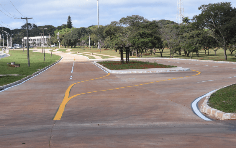Além de melhorar a fluidez do tráfego, o corredor facilitará o acesso a importantes vias da capital, como o Eixo L, W3, L2 e L4 Sul | Foto: Divulgação/SODF
Corredor de ônibus no Setor Policial Sul entra na fase final com nova sinalização horizontal
