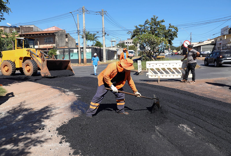 Nesta terça-feira (20), equipes da Companhia Urbanizadora da Nova Capital (Novacap) trabalharam na recuperação asfáltica de mais um trecho do Setor Habitacional Arniqueira (SHA). Os serviços, que incluem fresagem e recapeamento asfáltico, foram executados na QS 10 e 11, próximo a Chácara 112, na região do Areal. Foto: Lúcio Bernardo Jr./Agência Brasília Equipes do GDF recuperam pavimentação asfáltica de ruas em Arniqueira