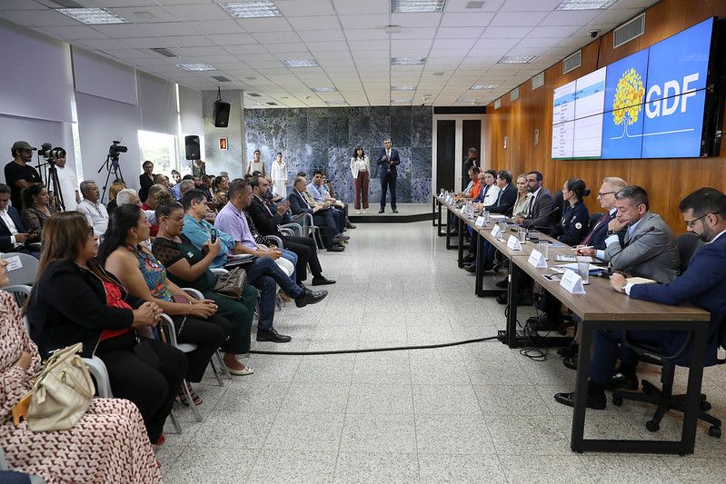 O Governo do Distrito Federal (GDF) recebeu, nesta terça-feira (13), representantes dos 42 Conselhos Comunitários de Segurança (Consegs) em reunião no Salão Nobre do Palácio do Buriti. O encontro, conduzido pela governadora em exercício Celina Leão, teve como objetivo ouvir as demandas relacionadas à segurança pública apresentadas pelos líderes comunitários de todas as regiões administrativas, urbanas e rurais. Foto: Lúcio Bernardo Jr/Agência Brasília GDF discute demandas dos Conselhos Comunitários de Segurança em reunião no Palácio do Buriti