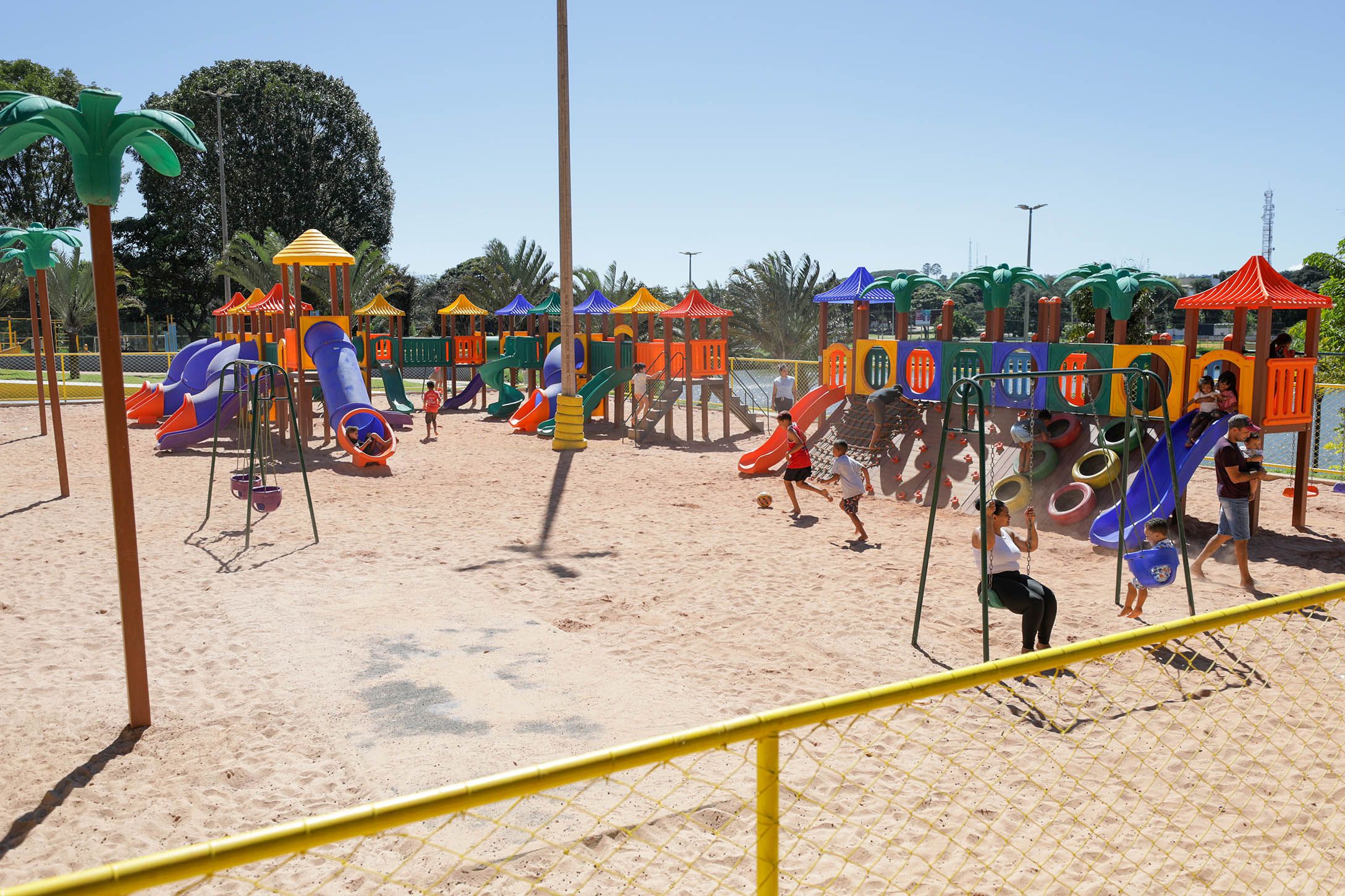 Novo parque infantil é mais uma opção de lazer para a comunidade e valoriza a orla do Lago Veredinha, cartão-postal de Brazlândia | Fotos: Tony Oliveira/Agência Brasília
GDF investe em lazer para a população de Brazlândia e entrega três novos parques infantis à população