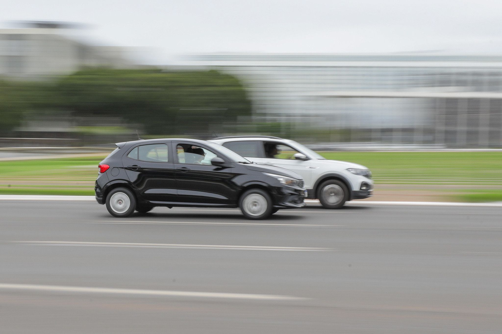 O descarte de resíduos pela janela dos veículos aumenta o risco de acidentes e tem multa prevista de R$ 130,16, com acúmulo de quatro pontos na CNH | Foto: Tony Oliveira/Agência Brasília
Jogar lixo pela janela do carro prejudica o meio ambiente e pode render multa para os motoristas