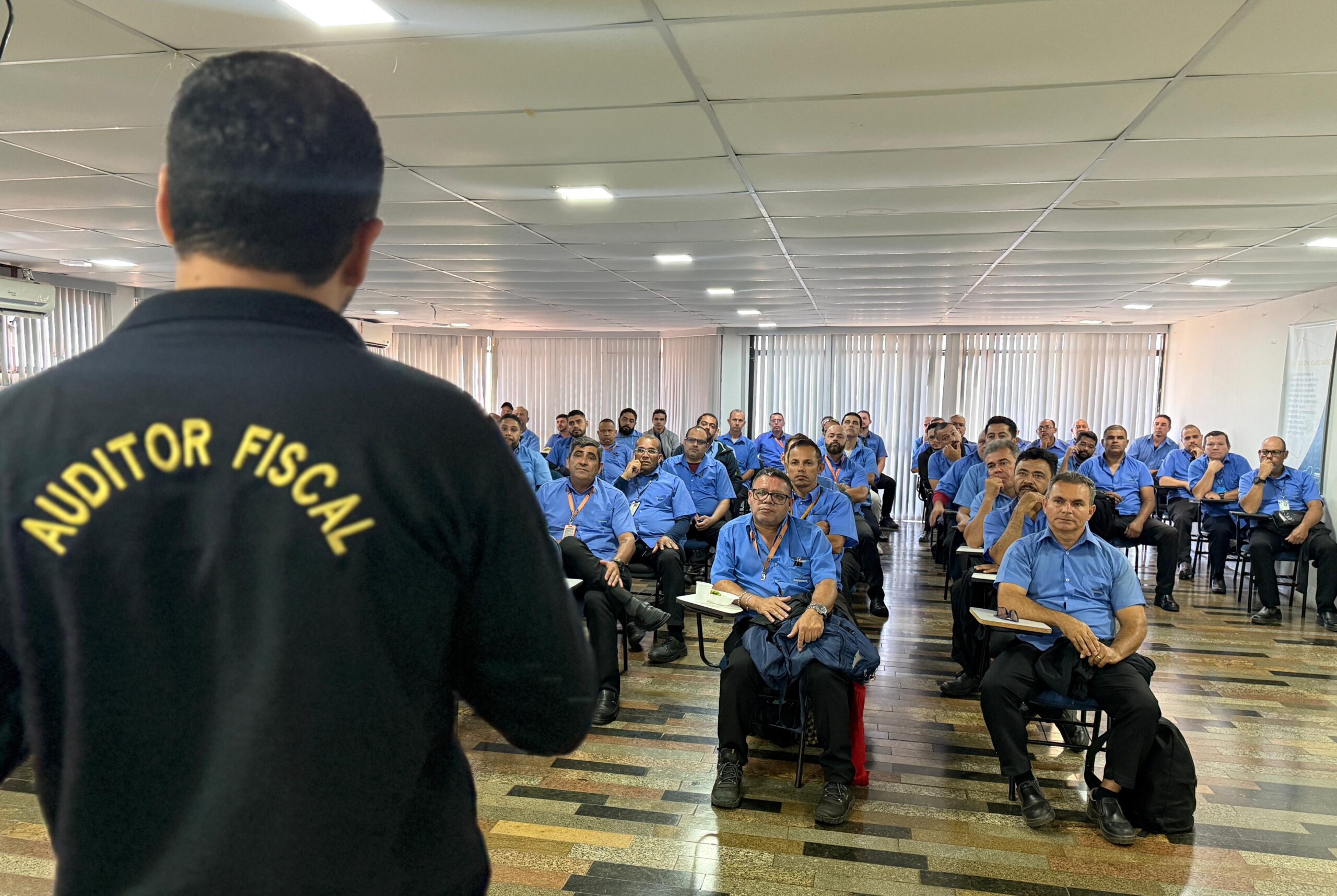 Auditores orientam os motoristas de ônibus sobre a importância da prestação de um serviço eficiente e humanizado | Foto: Divulgação/Semob-DF
Motoristas de ônibus do DF recebem treinamento sobre comunicação não violenta e conduta profissional