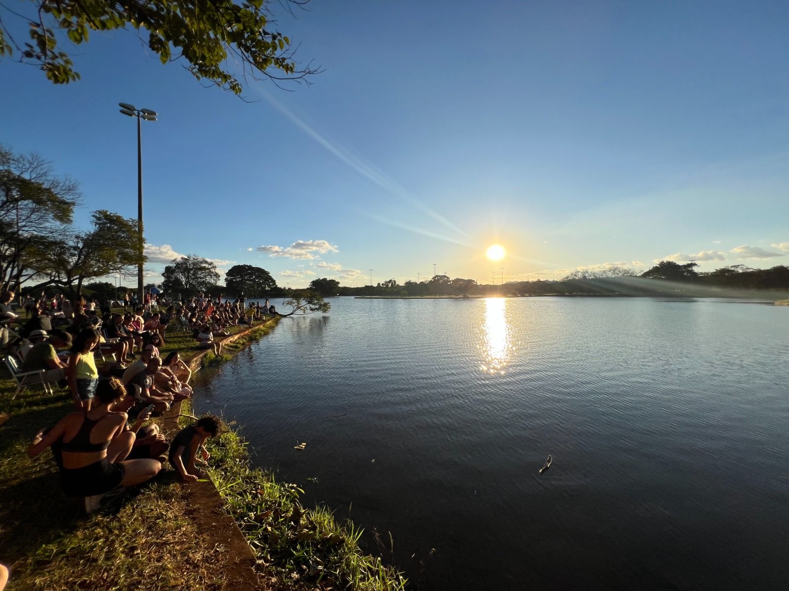 Idealizado para promover o uso qualificado dos espaços públicos e incentivar o convívio entre famílias, o evento se consolidou como um importante ponto de encontro para brasilienses e turistas | Foto: Divulgação/SEL-DF
Pôr do Sol no Parque da Cidade retorna com música, cultura e lazer gratuito a partir deste fim de semana