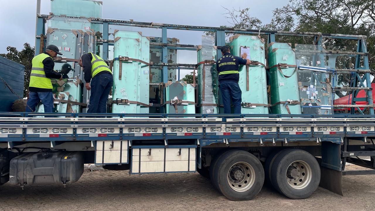Receita tem intensificado a fiscalização em estradas, transportadoras, fronteiras, aeroportos e estabelecimentos comerciais | Foto: Divulgação/Seec-DF
Receita do DF apreende mercadorias sem nota fiscal durante operação no fim de semana