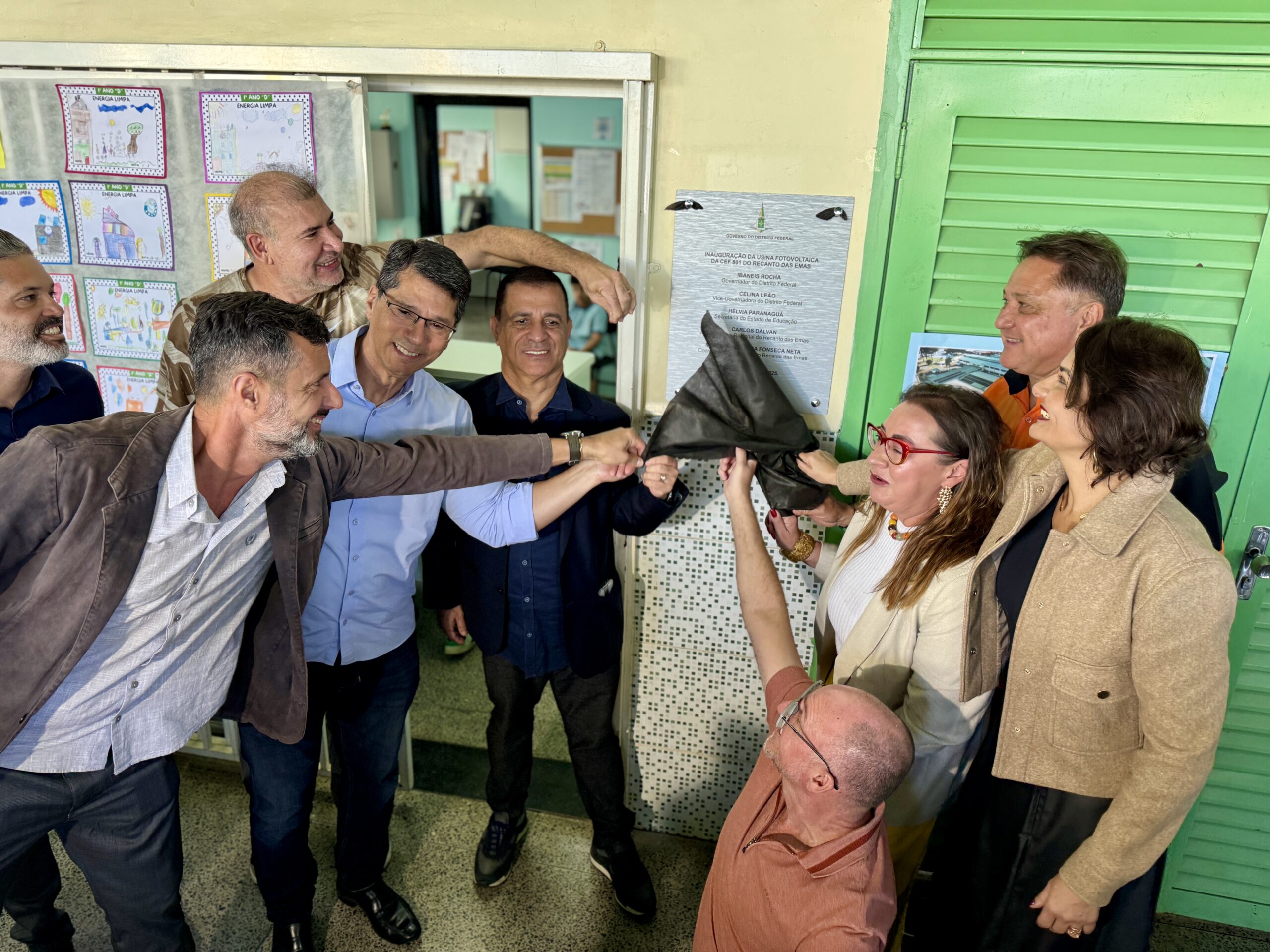 Descerramento da placa de inauguração de uma das usinas fotovoltaicas: sustentabilidade é o objetivo | Foto: Bruno Grossi/SEEDF
Usinas solares em escolas do Recanto das Emas vão economizar R$ 200 mil na conta de luz