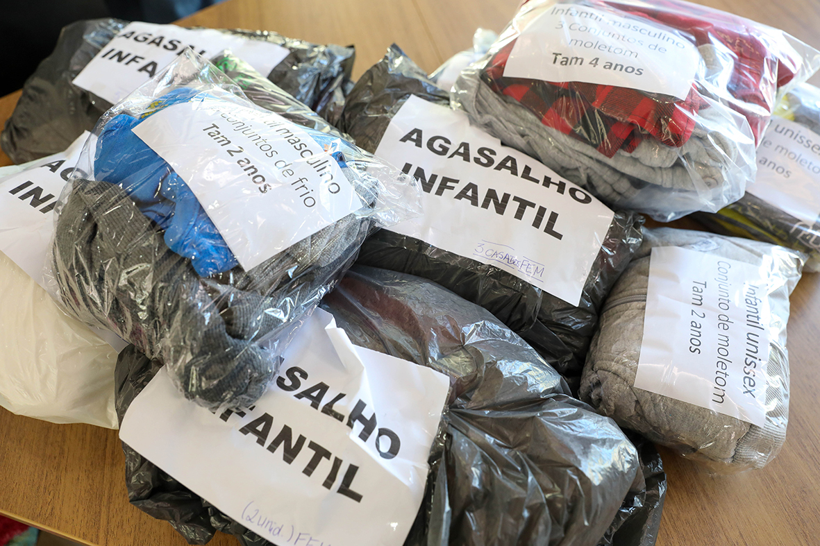 A campanha segue até 17 de julho, quando podem ser doadas peças adultas e infantis, masculinas e femininas | Foto: Paulo H. Carvalho/Agência Brasília
Campanha do Agasalho Solidário já arrecadou 4 mil itens; saiba como são preparadas as doações para quem precisa
